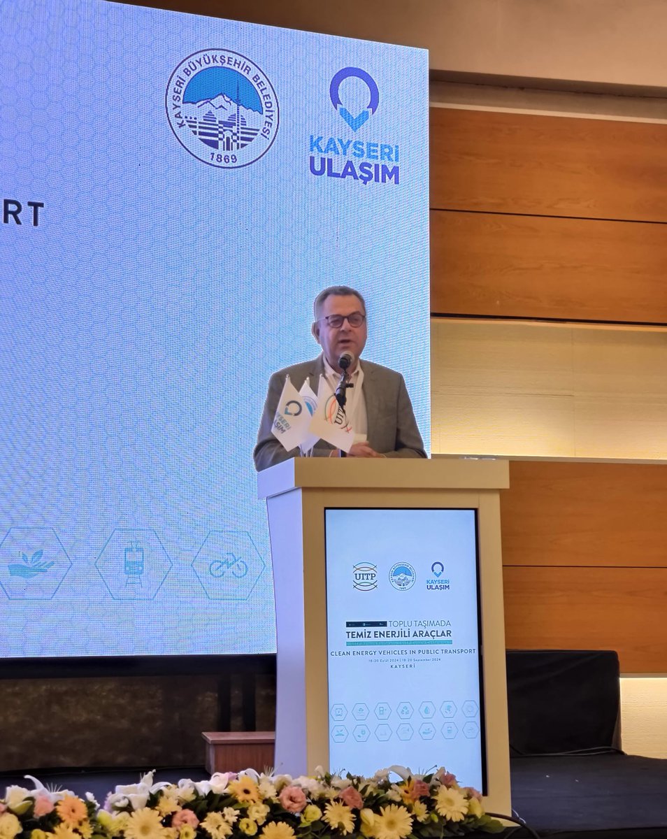 MEWA_Smart's tweet photo. 🎙️@UITPnews Genel Sekreteri @MedMezghani:

💬“İstediğiniz kadar elektrikli ve çevre dostu araç üretin, eğer trafik sıkışıklığını çözemezseniz, bu sürdürülebilir bir strateji olmaz.”

📍UITP Avrasya Konferansı, Kayseri https://t.co/rbZAGlZTKa