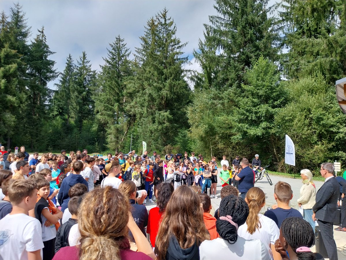 aclimoges's tweet photo. Retour en images sur la #JNSS2024 au site Pierre La Grosle de Guéret : près de 200 élèves ont participé à des ateliers sports nature. Au programme : course  d’orientation, biathlon, VTT, pétanque, circuit training, sarbacane,  basketball, sensibilisation aux gestes qui sauvent... https://t.co/iCCMHnFRNq