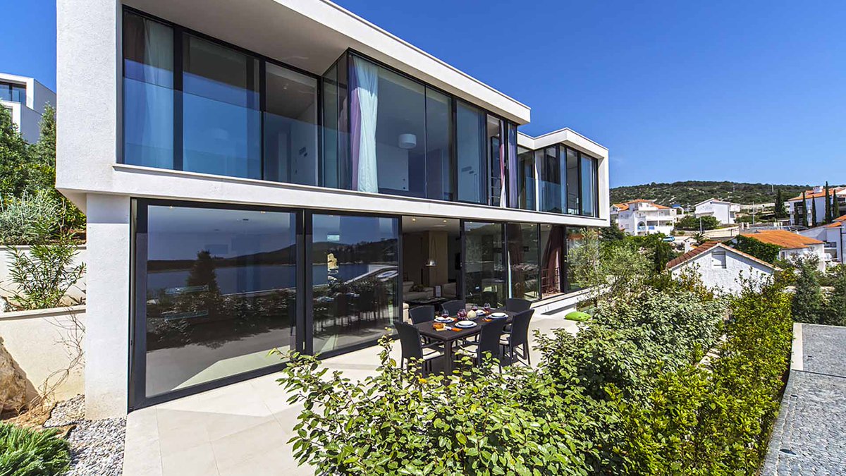 Escapiancom's tweet photo. Ready for the ultimate getaway? 🌴 Dive into luxury at Villa Golden Rays 4 in beautiful Primošten. Indoor pool, stunning views, and pure relaxation await! ✨ Check it out 👉 Villa Golden Rays 4 https://t.co/HQTW4iNpK5 #TravelGoals #LuxuryLifestyle #VacationVibes https://t.co/EiwQSle18p