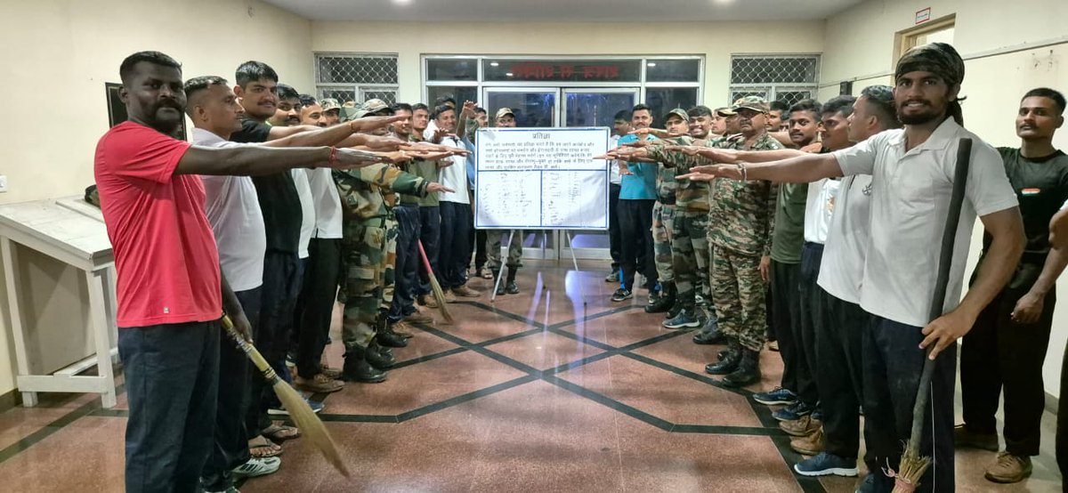suryacommand's tweet photo. #IndianArmy 
#SuryaCommand 
#SwachhataHiSeva2024 #SwachhBharat
#SwabhavSwachhata #SanskarSwacchata
#PlasticBan
#CleanIndia
#SpecialCampaign4.
#स्वच्छता_ही_सेवा

COD #Jabalpur, under the aegis of HQ #MBArea, organized a pledge taking and #SignatureCampaign on #SwachhtaHiSeva. Personnel and families committed themselves to maintain #Cleanliness and eliminate plastic usage. Hundreds signed in support of a #Cleaner and  #GreenerEnvironment. 
Let's unite for a cleaner tomorrow.

@adgpi
@ProDefLko
@PRODefDehradun
@SpokespersonMoD
@UBArea_IA
@MinofDefIndia