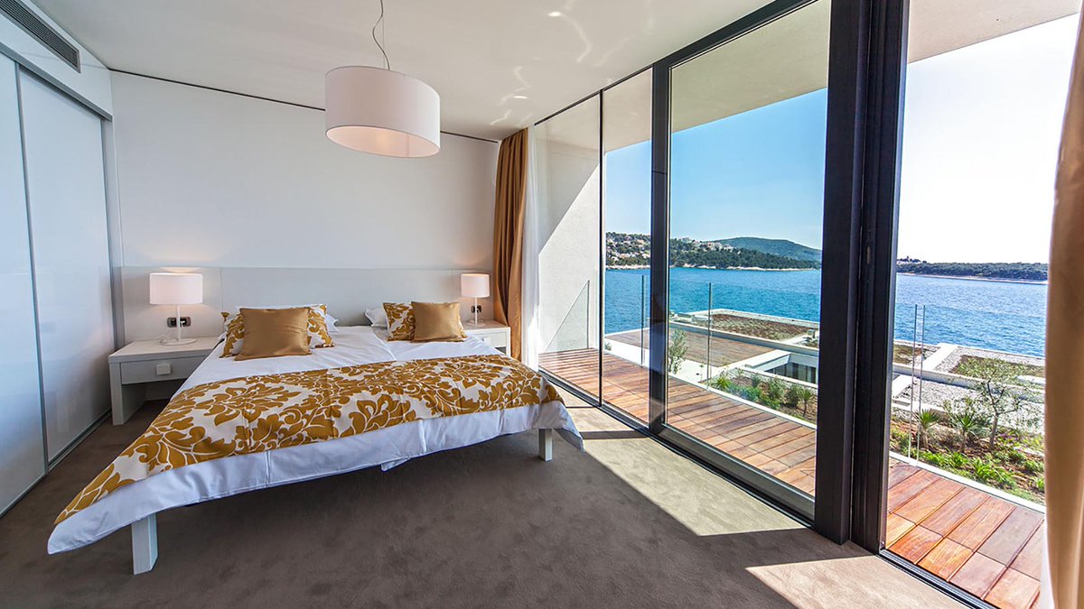 Escapiancom's tweet photo. Dreaming of a luxurious getaway? 🌞🏡 Dive into splendor at Villa Golden Rays 5 in Primošten. With a partially covered pool and breathtaking views, your perfect escape awaits! 🌅✨ #TravelGoals #LuxuryVilla #VacationMode #Primošten #Escapian https://t.co/KSn9L1kVIE https://t.co/20axeUfNxf