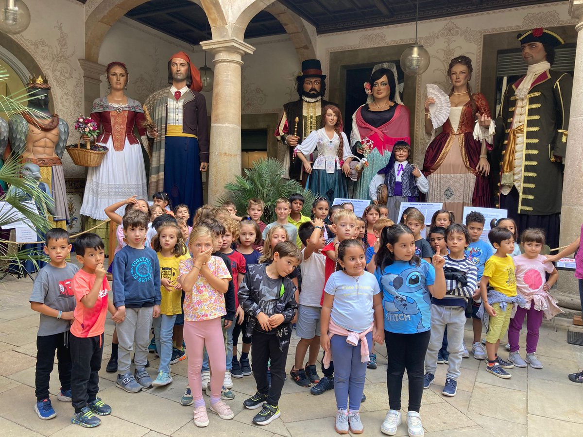 ~ Avui els infants de Cicle Inicial han anat a visitar el Palau de la Virreina i el Pati Manning.

Han pogut veure els gegants i les gegantes, els capgrossos i totes les bèsties de la Festa Major!✨

#somsagarra