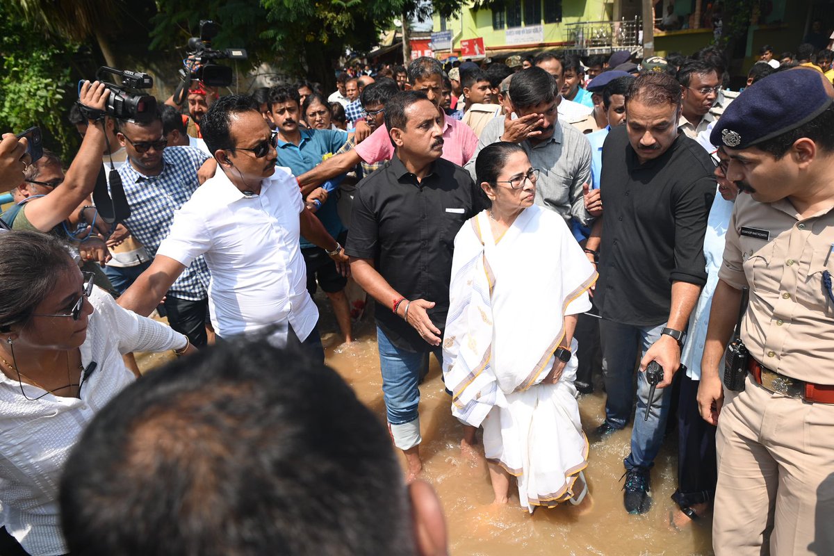 All India Trinamool Congress (@aitcofficial) on Twitter photo Smt. <a href="/MamataOfficial/">Mamata Banerjee</a> visits the flood affected regions of Panskura.
From assessing the situation to initiating relief work in the region, she took all necessary steps to ensure the safety of the people.
Her commitment is unshakeable in these trying times! Smt. <a href="/MamataOfficial/">Mamata Banerjee</a> visits the flood affected regions of Panskura.
From assessing the situation to initiating relief work in the region, she took all necessary steps to ensure the safety of the people.
Her commitment is unshakeable in these trying times!