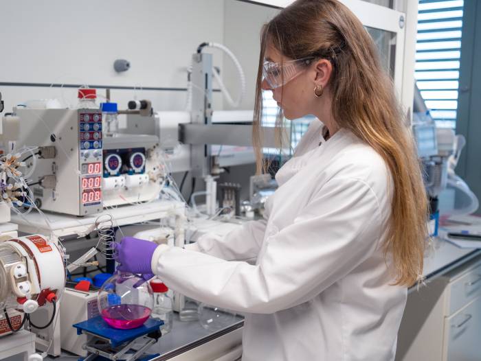 Universitat Politècnica de Catalunya (UPC) (@la_upc) on Twitter photo 🔬 Creen un dispositiu híbrid únic per generar electricitat i emmagatzemar energia tèrmica de manera eficient i sostenible
Liderat per l'investigador <a href="/KMothPoulsen/">Kasper Moth-Poulsen</a> (@eebe_upc), participen en el projecte <a href="/Cambridge_Uni/">Cambridge University</a>, <a href="/icmabCSIC/">icmabCSIC</a> i <a href="/chalmersuniv/">Chalmers University of Technology</a>.
➡️ upc.edu/ca/sala-de-pre… 🔬 Creen un dispositiu híbrid únic per generar electricitat i emmagatzemar energia tèrmica de manera eficient i sostenible
Liderat per l'investigador <a href="/KMothPoulsen/">Kasper Moth-Poulsen</a> (@eebe_upc), participen en el projecte <a href="/Cambridge_Uni/">Cambridge University</a>, <a href="/icmabCSIC/">icmabCSIC</a> i <a href="/chalmersuniv/">Chalmers University of Technology</a>.
➡️ upc.edu/ca/sala-de-pre…