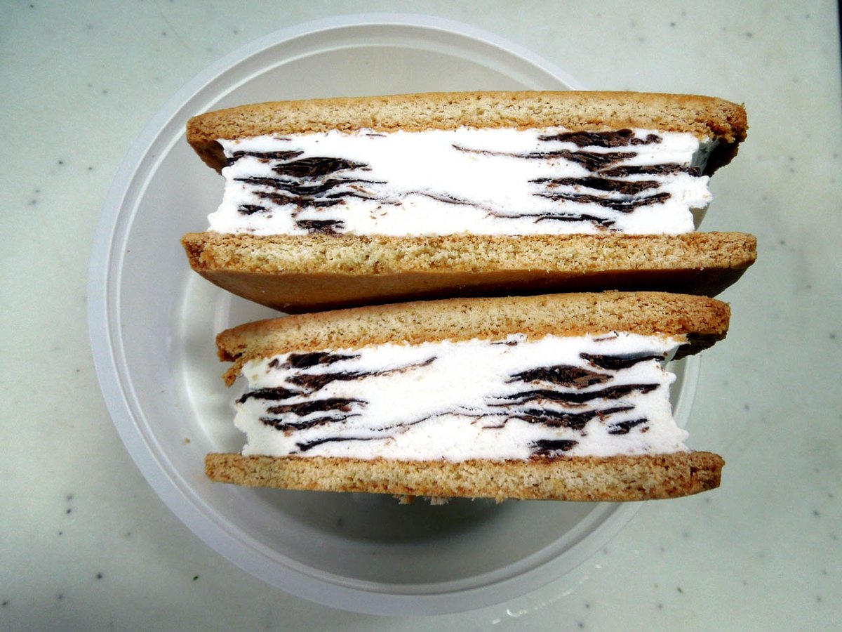 bcs758's tweet image. コンビニで買ったアイスが 満点やった件 !!
アイス と チョコ と サンド のハーモニーが最高です。
リピート間違いなしですね~ 皆さん、是非 お試しを !
#森永 #パリパリサンド #ベルギー産 #アイス #アイスクリーム