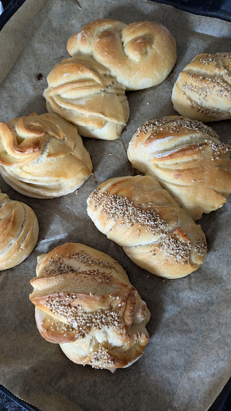 LizCollet's tweet photo. Frühstück, Brotzeit, Abendbrot, Picknick... mir werden s'nie langweilig, d'Semmeln. Drum werden zeitig zur Wiesn auch die von mir kreierte Sydney-Opera-Semmeln gebacken, die kriegen Down-Under-Gäste NUR als Unikate bei MIR! #WerKoDerKo #GelerntIstGelernt #HandInHandWerkeltage 🥰 https://t.co/UHIpj1LhtN