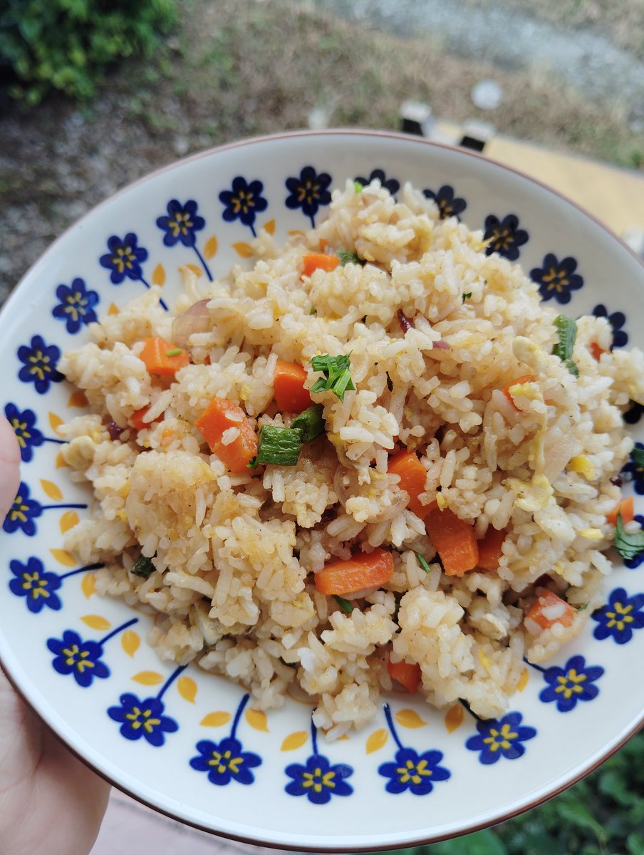 _mqae's tweet photo. Nasi goreng pertama, masak dalam kuali sendiri (sebab sebelum ni guna yang mak, kalini beli yang sendiri punya😌). Beli sebab teracun masa 9.9 haritu. Redchef ceramic yg detachable handle? Sedang mencari semangat minat memasak sebab diri ini tidak suka memasak https://t.co/WzKlONWPk3