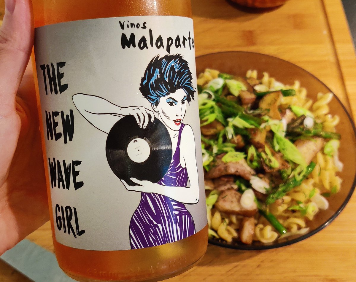 Pasta con mantequilla, yema de huevo, hongo beltza, espárragos verdes, cebolleta y eneldo. Queso idiazabal rallado (📸 pre queso)
Ha sido como morder un bosque crujiente. 💛💚
🥂 The new wave girl de Malaparte