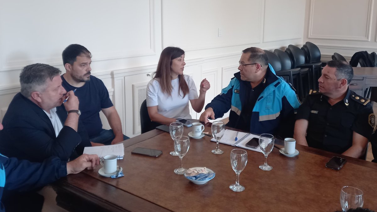➡️Con motivo de acercarse el Día de la Primavera y Día del Estudiante, autoridades municipales y fuerzas de seguridad llevaron adelante una reunión para coordinar acciones preventivas durante el fin de semana. 
#ZarateCuida✨