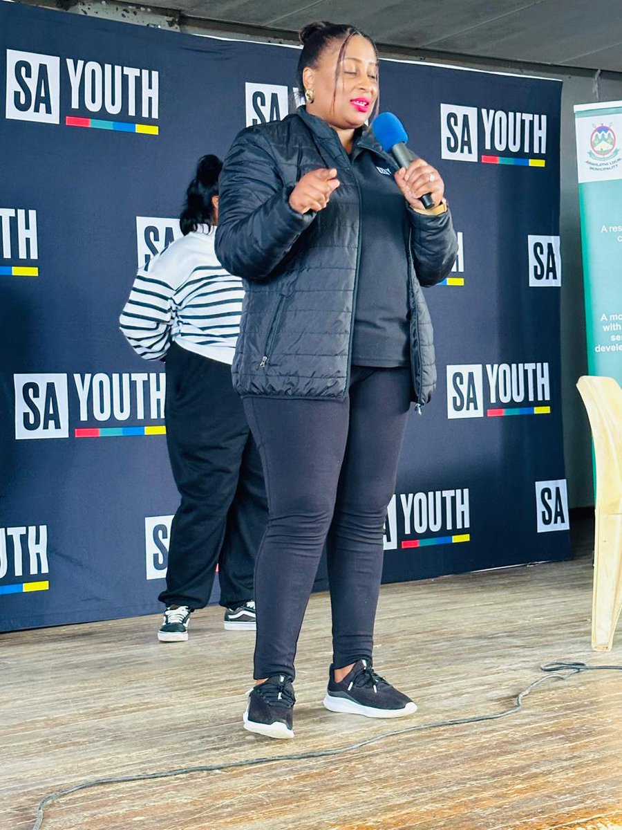NYDARSA's tweet photo. A representative from SA Youth shares information with young people of Stutterheim.
The NYS Phase 3 applications are open at: https://t.co/NCxs1JkSlP.
#YouthEmpowerment #NYSRoadshow #EasternCape #Stutterheim #SAYouthJobs #NYDA #NYS #ProudToServe #NationalYouthService #Roadshow #Standerton #Tholithuba #FindYourNext #LearnAndEarn