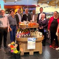 Raus aus der Nische und rein in die Köpfe der Leute: Fairtrade-Steuerungsgruppe besucht EDEKA-Markt Stadler &amp; Honner in Mitterfels angesichts der Fairen Woche landkreis-straubing-bogen.de/buergerservice…