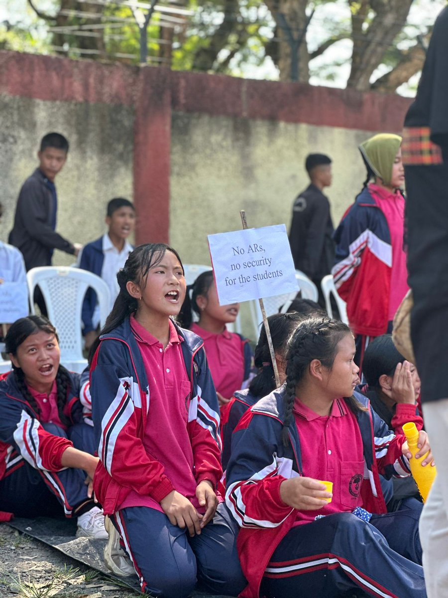 rubberchol11317's tweet photo. Students in Leimakhong area of Outer Manipur are protesting the withdrawal of @official_DGAR leaving them vulnerable as their security is compromised &amp; attacks from valley-based terrorists loom. 

Govt of India must urgently act to ensure their safety &amp; protect their future. https://t.co/jOoGYUO5kJ