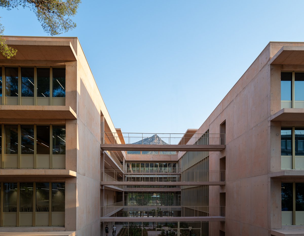 Le nouveau bâtiment des départements GIM et GEII de l’IUT pour <a href="/univtoulon/">Université de Toulon</a> a été livré en temps et en heure. Avec plus de 5 000 m2 de planchers, ce nouveau bâtiment remplace les locaux devenus vétustes de l’ancien IUT. 
Plus d'infos ici linkedin.com/feed/update/ur…