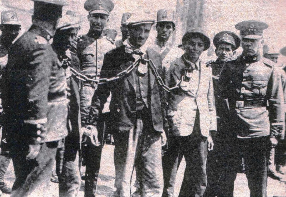 Dindar kılıklı kamalistler okumasın!
Sapkın kamlistler okumasın!
Putperest kamalistler okumasın!
Gerisinde okumayan kalmasın!

Hocanın elini öpüp İstanbul’dan ayrıldım. Ben Kastamonu’ya döndükten bir süre sonra, tekkeler ve türbeler kapatıldı. 

Esad Efendinin dedikleri bir bir