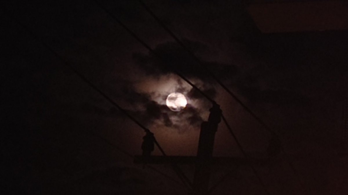 bulan nya lagi bagus tapi hp ku kentang bgtt 😭😭😭