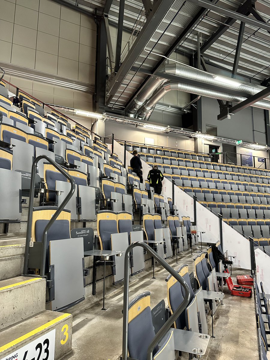 Sektion R har gjorts om till denna säsong! Här kan du köpa din stol, avnjuta kalla drycker och samtidigt kolla på hockey 👇