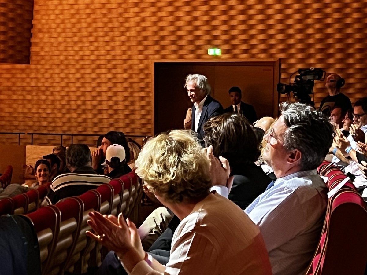 Le premier vainqueur du <a href="/VendeeGlobe/">Vendée Globe</a> Titouan Lamazou, applaudit par toute la salle. Conférence à la Seine Musicale à suivre en direct commenté sur le site de <a href="/F3PaysdelaLoire/">France 3 Pays de la Loire</a> #Vendée #voile