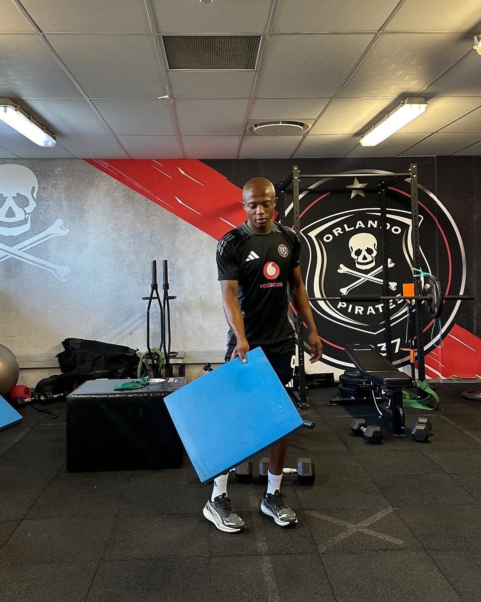 Lepasazakhele's tweet photo. trabajando duro en mi rehabilitación. Estoy feliz con el progreso 🏴‍☠️ https://t.co/gfGYbUKmk9