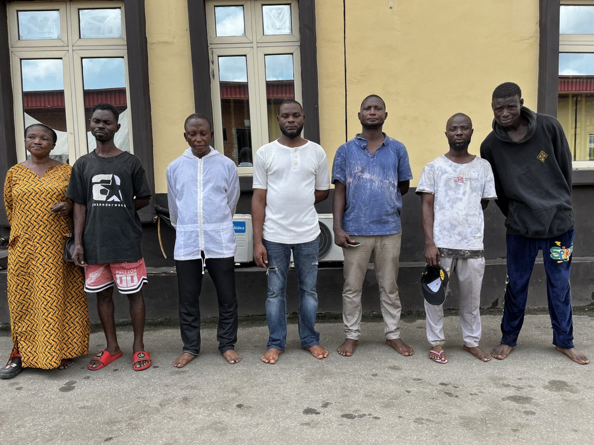 EncomiumNG's tweet photo. Lagos Taskforce carries out major traffic enforcement operation at Obalende, Oworonshoki https://t.co/f5UFnBQ58G https://t.co/lq0gb3i7lg