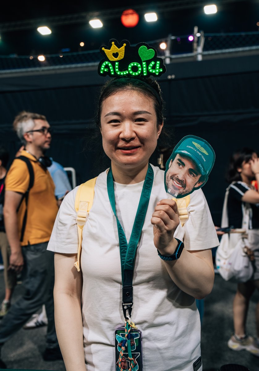 AstonMartinF1's tweet photo. Feeling your support in Singapore. 💚 https://t.co/VB93ePxoO0