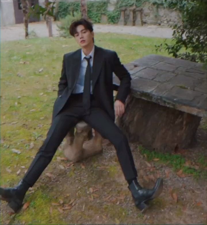 Caught between a smile and a glance, where the conversation says more than words ever could. Drinks on me, good vibes on you. Let’s meet at the bar and see where the night takes us