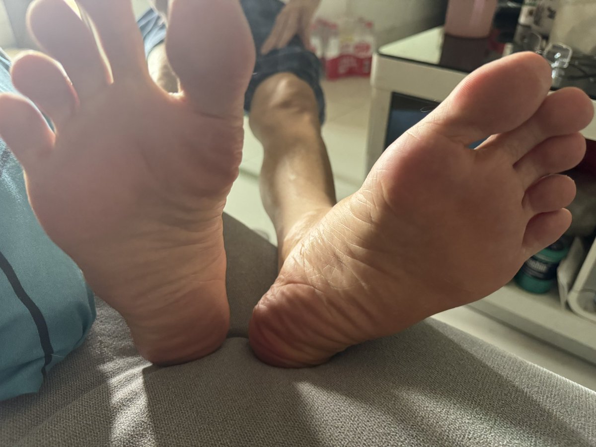 老头的脚，有老头好像也没有那么开心。
也许是自己要求太高了。
还是想曾经的笨老头！