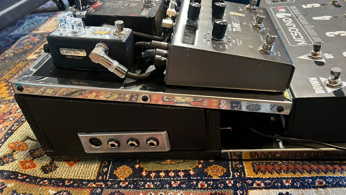mcsoundlab's tweet image. 😎Piccola ma funzionale modifica a questa pedaliera🤟 
#pedaliera #mcsoundlab #laboratorio #pompei #analogico #hoplooperswitchsystem #ibanez #tcelettronic #strymonmobius #strymontimeline
