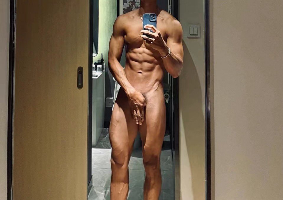 kking12862's tweet photo. #s #健身 #黑皮肌肉男 #gym 早起状态！ https://t.co/lrf8QynYT9