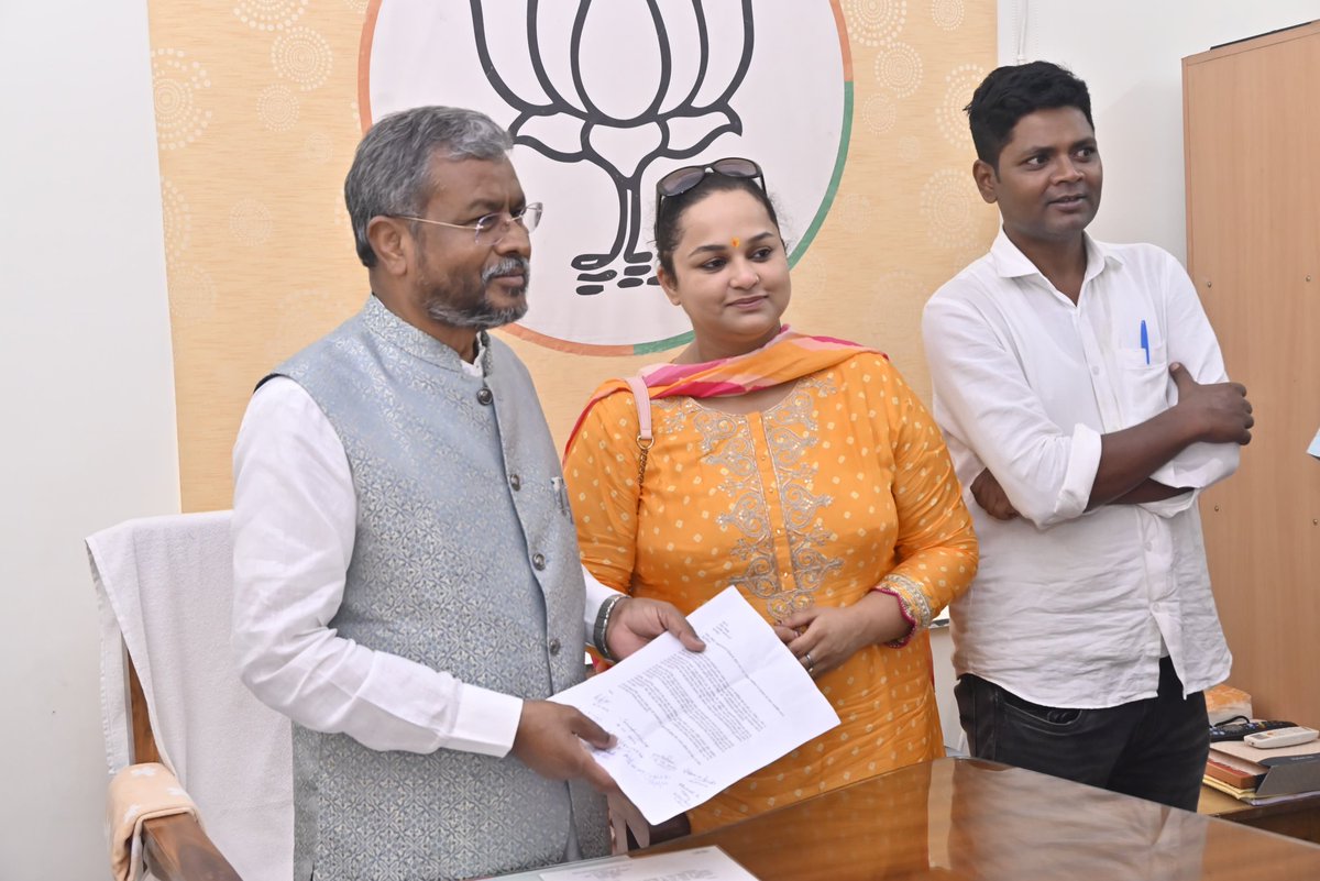 yourBabulal's tweet photo. आज जेएसएससी सीजीएल परीक्षा के अभ्यर्थियों ने पत्र सौंपकर परीक्षा तिथि आगे बढ़ाने का आग्रह किया।

ज्ञात हो कि जेएसएससी ने 21 और 22 सितंबर को परीक्षा तिथि तय किया है। इस अवधि के दौरान 21 से 27 सितंबर तक नक्सली संगठन स्थापना दिवस कार्यक्रम पर हिंसा की आशंका बनी हुई है, जिसकी पुष्टि कई समाचार पत्रों ने भी की है।

उत्पाद सिपाही भर्ती के दौरान राज्य सरकार की लापरवाही के कारण कई छात्रों की जान चली गई थी, इस वजह से भी छात्र असुरक्षित महसूस कर रहे हैं। 

अतः सरकार से आग्रह है कि छात्रों  की सुरक्षा को ध्यान में रखते हुए आवेदन पर संवेदना पूर्वक विचार करें और परीक्षा तिथि में संशोधन करें।

@BJP4India @narendramodi @JPNadda @AmitShah @blsanthosh @ChouhanShivraj @Himantabiswa @LKBajpaiBJP @BJP4Jharkhand
