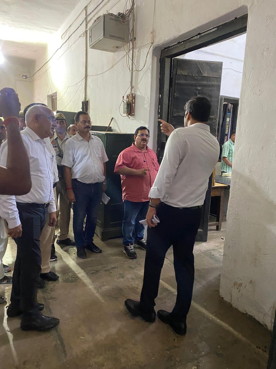कलेक्ट्रेट परिसर स्थित विभिन्न कार्यालयों का औचक निरीक्षण।

कलेक्ट्रेट परिसर के भवनों के जीर्णाेद्धार, सुदृढ़ीकरण एवं सुन्दरीकरण हेतु आवश्यक कार्यवाही करने के दिए निर्देश।