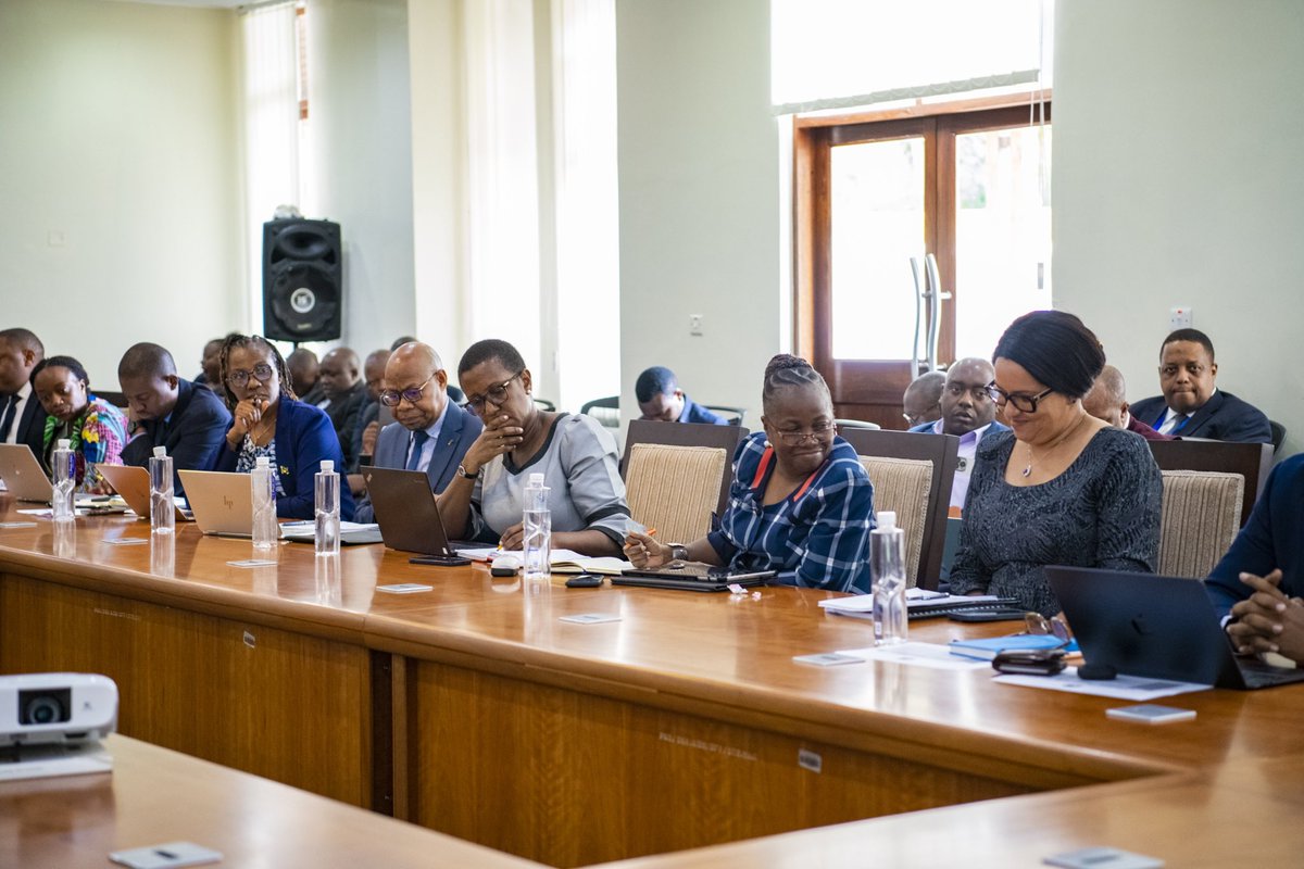 Menejimenti ya <a href="/OR_MU1/">Ofisi ya Rais, Mipango na Uwekezaji</a> na Taasisi zake pamoja na Timu kuu ya uandishi wa Dira ya Taifa zimekutana na Waziri <a href="/kitilam/">Kitila Mkumbo (PhD)</a> kwa mapitio na kupokea maoni ya kuboresha rasimu ya kwanza ya Dira ya Taifa 2050. Leo Septemba 19, 2024 katika Ofisi za Waziri Mkuu, Magogoni Jijini Dar es Salaam.