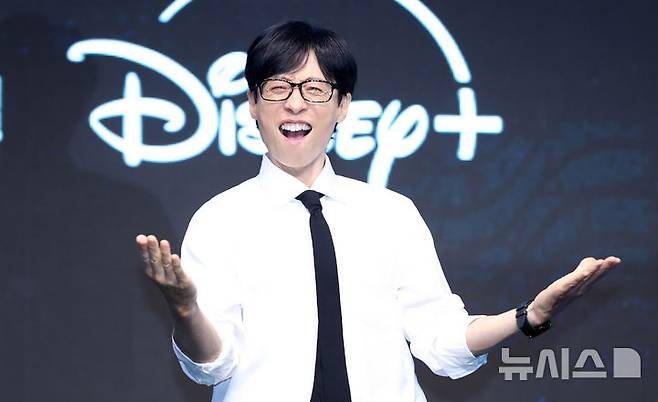 Yoo Jaesuk diperiksa secara mendadak oleh National Tax Service Korea. Hal ini dilakukan setelah berita tentang Yoo Jaesuk membeli berbagai bangunan dan tanah.

Setelah diperiksa secara intensif, tidak ditemukan kesalahan apapun dan Yoo Jaesuk selalu rutin membayar pajak.