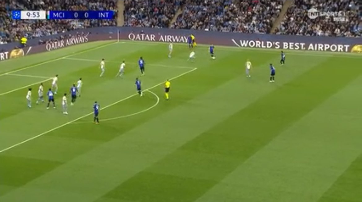 DarioCrolla's tweet image. Manchester City defending with 9 players against Inter