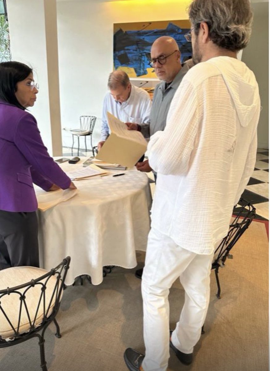 Desde territorio español, Edmundo reconoció su derrota y mostró su voluntad de asilarse en España 🇪🇸