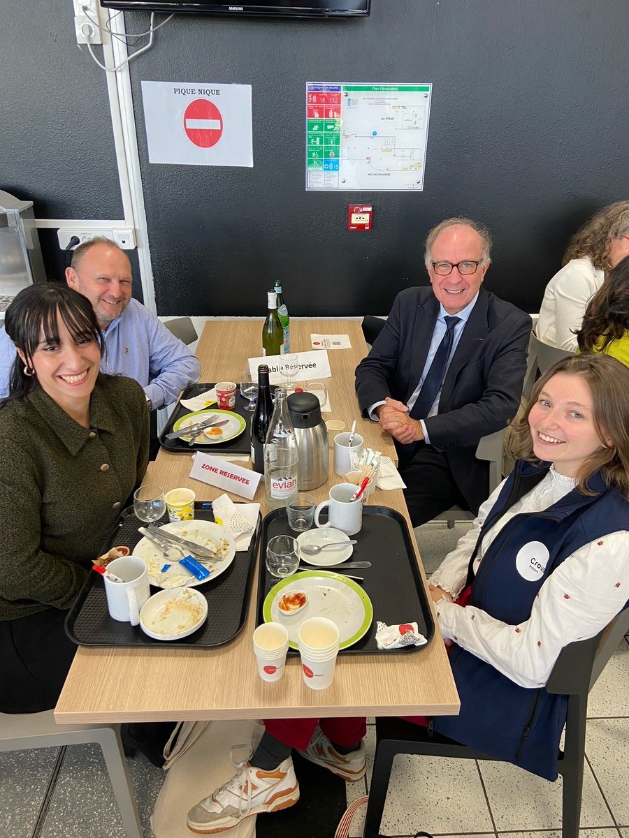 Les étudiants avec lesquels j'ai dejeuné au restaurant Futuroscope du <a href="/POITIERS_CROUS/">Crous Poitiers</a> bénéficient d'une offre de restauration qui répond à toutes leurs attentes. Le repas à 1€, enrichi de la possibilité du repas à point, est la meilleure reponse du <a href="/Cnous_LesCrous/">Les Crous</a> à la précarité