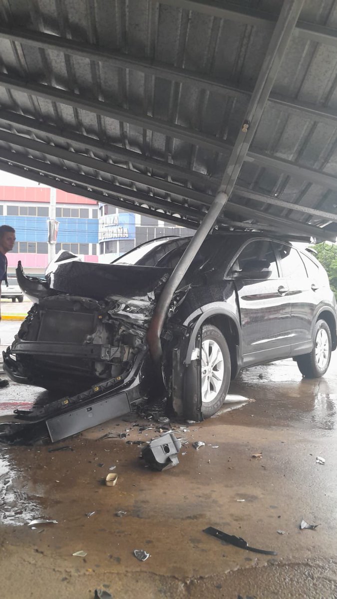 raisabanfield's tweet photo. 72 horas después que el abogado Rolando Sáez interpusiera esta denuncia, fue impactado por atrás, detenido en un semáforo, en Los Santos, donde vive, con estas consecuencias para su carro. Gracias a Dios el está bien. Cochina “coincidencia” https://t.co/swNMmkZ5lc