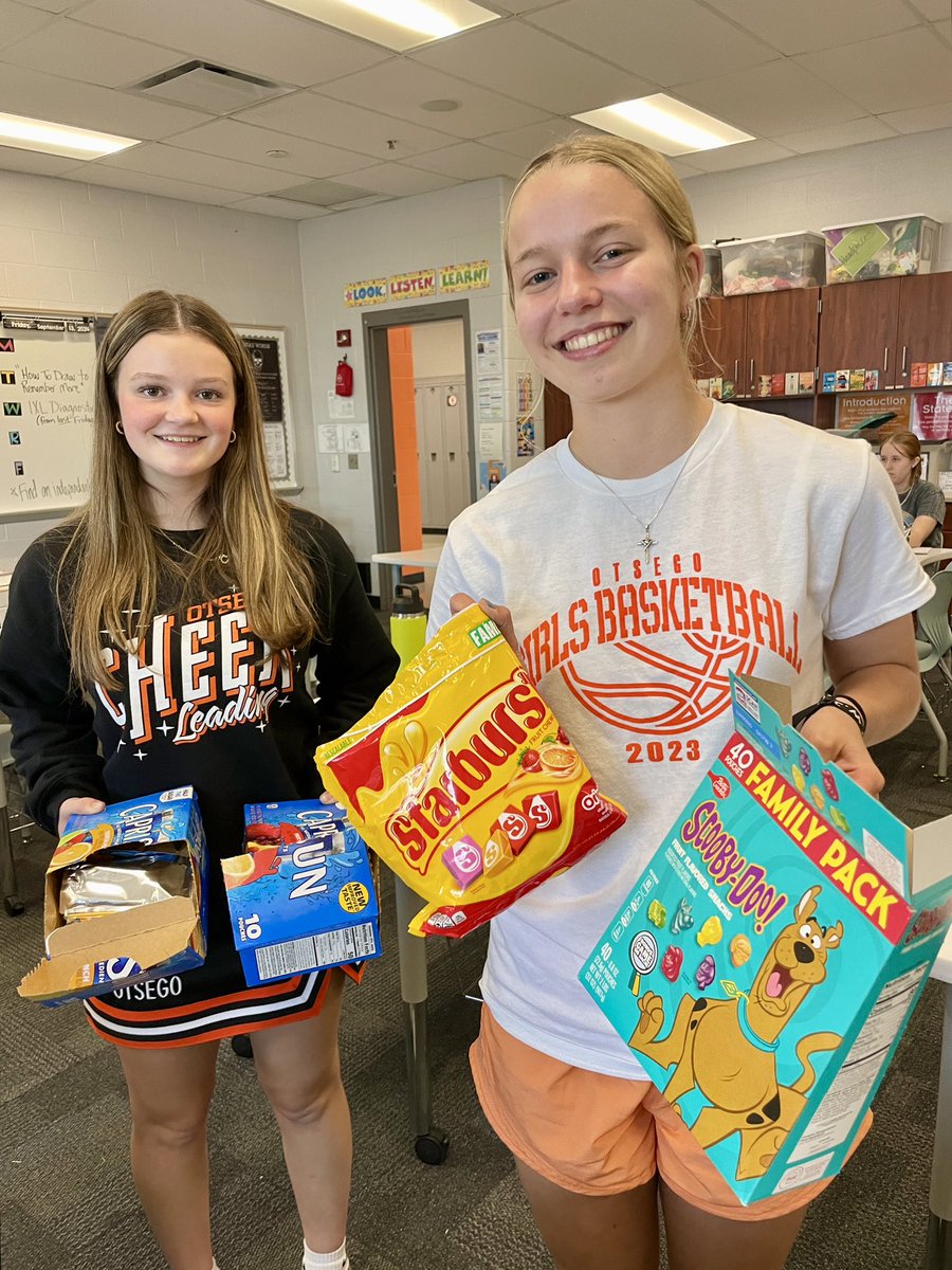 TeenTeacherLA's tweet photo. #CreativeWritingKrupp students held their first #WritersCafe last Friday. Shoutout to Brooke for bringing delicious snacks for us to enjoy during the event! 🍬🧃#OtsegoKnights #YoungAuthors https://t.co/cs0Kgtuceh