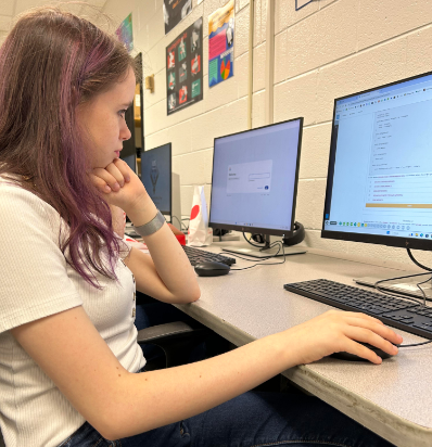 mcintosh_trail's tweet photo. “I want to teach everyone the basics." Junior Keira Lee founded the Computer Science Club this year, and staff writer Rhyan Murphy spoke with Lee about her goals for the new club. #TracktheTrail #computerscience #tech #womeninstem @GirlsWhoCode https://t.co/QjMxSk0vsh https://t.co/idB1c8jDPd
