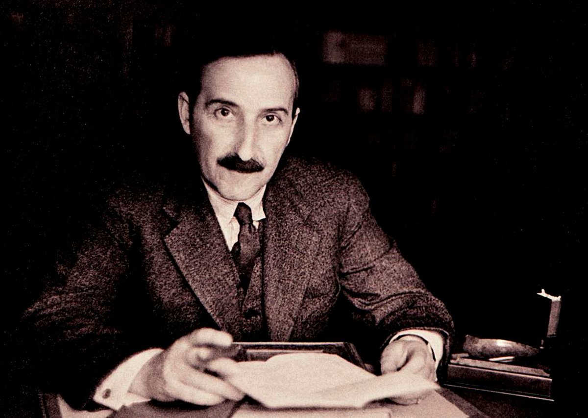 Rafael_Narbona's tweet photo. EL MUNDO PERDIDO DE STEFAN ZWEIG

Stefan Zweig nació un 19 de septiembre. El escritor austriaco disfrutó de un enorme éxito en la Europa de entreguerras, pero el ascenso de Hitler al poder lo convirtió en un autor prohibido y casi inexistente. En los países sometidos por el Tercer Reich, sus obras desaparecieron de las bibliotecas públicas y los escaparates de las librerías. No expresaban opiniones políticas, pero su autor era judío y encarnaba el ideal de tolerancia de una Europa libre, amable y cosmopolita. Zweig abandonó su casa de Salzburgo, donde se habían alojado los escritores, músicos y artistas más notables de la época, refugiándose en Londres. Por entonces, Reino Unido acariciaba la esperanza de aplacar a Hitler con una política de apaciguamiento, pero esa ilusión se desvanecería enseguida. Desmoralizado por el fracaso de Chamberlain, Zweig huyó a Argentina, preguntándose si alguna vez volvería a Europa. El mundo de ayer surgió en ese clima de precariedad y angustia, casi como un réquiem por una civilización que se hundía en la barbarie del totalitarismo nazi. Separado de su biblioteca, su archivo y su querida colección de manuscritos autógrafos, el escritor vienés no pudo utilizar otra guía para escribir el libro que su memoria. No le pareció un gran inconveniente, pues la memoria es “una fuerza que ordena a sabiendas y excluye con juicio”. No sospechaba que sus recuerdos, cuidadosamente enlazados por su estilo elegante, limpio y fluido, compondrían una obra maestra, donde sintetizaría los valores de la Europa ilustrada, liberal y democrática. Desgraciadamente, su canto a la paz, la belleza y la fraternidad no le salvaría de un trágico e injusto destino. El 22 de febrero de 1942 se suicidó con su segunda esposa en Pretópolis, Brasil, adonde se había mudado meses atrás. La caída de Singapur en manos del Japón de Tojo le hizo creer que el totalitarismo extendería su dominio por todo el planeta. No quiso contemplar esa desgracia con sus propios ojos. Se despidió de sus amigos, ordenó sus asuntos personales y dejó una nota que manifestaba su apego a la libertad, la dignidad humana y la creación artística. Prefería despedirse de la vida de pie y en un buen momento que sufrir nuevas humillaciones y privaciones.

Afortunadamente, las sombrías expectativas de Zweig no se cumplieron. El totalitarismo fue derrotado en todos los frentes, salvo en la Europa del Este, donde cayó un “telón de acero”. Europa occidental recobró sus libertades y el nazismo fue arrojado al desván de la historia. Desdichadamente, Zweig no recuperó de inmediato el reconocimiento perdido. La renovación de la novela impulsada por Joyce, Proust, Faulkner, Thomas Mann y otros autores, chocaba frontalmente con su literatura clásica, nítida y serena. Sus libros soportaron un inmerecido menosprecio durante varias décadas. Se alegaba que incurrían en el sentimentalismo y en la voluntad de agradar, ahorrando al lector los esfuerzos que exigían los creadores más innovadores. Demasiado educado, demasiado templado, demasiado claro, Zweig pasó a ser un escritor presuntamente anticuado, previsible y cursi. Durante mis años universitarios, no le presté mucha atención. En la biblioteca de mi padre, sus libros ocupaban un lugar destacado. Carta de una desconocida, Momentos estelares de la humanidad y María Antonieta revelaban una lectura atenta y apasionada, con infinidad de notas al margen. Sin embargo, sólo los hojeé por encima. La lucha contra el demonio, un ensayo dedicado a Hölderlin, Kleist y Nietzsche, me tentó, pero decidí dejarlo para más adelante. En los años ochenta, los jóvenes estudiantes de filología o filosofía –como era mi caso- se internaban en el Ulises de Joyce o en El Anti-Edipo, de Deleuze y Guattari, presumiendo que la perplejidad y el tedio constituían dos virtudes inherentes al hecho estético y la especulación filosófica. Cuando se disipó –o atenuó- ese espejismo, que acarreó largas horas de frustración a los estudiantes de mi generación, surgieron poco a poco tímidas reivindicaciones de Zweig. En España, Editorial Acantilado, fundada por el desaparecido Jaume Vallcorba, rescató sus obras, publicándolas con esmero. El escritor vienés renació de sus cenizas, gozando del fervor de un número creciente de lectores, que ya no le consideraban sensiblero y previsible, sino profundo, preciso y sincero.

El mundo de ayer. Memorias de un europeo apareció en 2002 en la Editorial Acantilado. Desde entonces, ha encadenado una edición tras otra. El genio de Zweig ha cautivado al mundo de hoy, evocando un pasado reciente que incluye los acontecimientos más trágicos, hermosos y decisivos del siglo XX. Zweig no escribe una simple autobiografía. De hecho, apenas habla de su vida sentimental. Sólo hay una pequeña referencia a su segunda esposa, casi inexcusable, pues el inminente estallido de la guerra malogra sus planes de boda en Londres. Su propósito no es narrar su peripecia personal, sino recrear la historia de Europa desde la perspectiva de un apátrida forzoso. Condenado a ser un extranjero en su tierra natal, su desarraigo le proporciona una libertad ilimitada, eximiéndolo de cualquier partidismo de carácter nacionalista. Europeísta convencido, Zweig considera que el nacionalismo es la peor amenaza contra la paz y la democracia. Antes de la Primera Guerra Mundial, Europa parecía un territorio de certezas. Todos sus ciudadanos abordaban el futuro con una razonable tranquilidad. La violencia y el radicalismo apenas hallaban apoyos en una sociedad que creía en la razón como valor supremo. Los judíos soportaban los prejuicios inculcados por siglos de cristianismo, pero no sentían que pudieran perder sus vidas, sus hogares o sus negocios. El padre de Zweig, Moritz, había prosperado como empresario textil mediante el trabajo, la austeridad y el ahorro. Nunca le agradó la ostentación, una forma de ser que heredó su hijo. De hecho, Stefan rechazó distinciones, condecoraciones, títulos, pretextando que afectarían negativamente a su independencia. Su madre, Ida, había nacido en Ancona, una región situada al sur de Italia, y procedía de una familia de banqueros. Zweig señala que el verdadero objetivo de los judíos europeos no era enriquecerse, sino “ascender al mundo del espíritu”. Eso explica que al cabo de dos o tres generaciones se desvaneciera el dinero acumulado. Los hijos de familias judías más adineradas rechazaban hacerse cargo de los bancos, fábricas y negocios de sus padres, pues deseaban dedicarse a la poesía, el arte, la música o la filosofía. “No se debe a una casualidad el que un lord Rothschild llegara a ser ornitólogo, un Warburg, historiador del arte, un Cassirer, filósofo, y un Sassoon, poeta”.

Nacido en 1881 en Viena, Zweig no escatima palabras de elogio a su ciudad natal: “En ninguna otra ciudad europea el afán de cultura fue tan apasionado como en Viena”. Acogedora, tolerante y cosmopolita, fue un destino obligado para todas las artes. Sus teatros y auditorios fueron testigos del genio musical de los grandes compositores. Por allí pasaron pasado Gluck, Haydn y Mozart, Beethoven, Schubert, Brahms y Johan Strauss. Lejos de provocar sentimientos nacionalistas, Viena invitaba a sentirse ciudadano del mundo. Cuando los vieneses abrían un periódico, no buscaban las últimas noticias de la política nacional o internacional, sino la programación de sus teatros: “Era magnífico vivir allí, en esa ciudad que acogía todo lo extranjero con hospitalidad y se le entregaba de buen grado; era lo más natural disfrutar de la vida en su aire ligero y, como París, impregnado de alegría”. Los estudiantes no se manifestaban por una ideología política, sino para que no demolieran la casa donde murió Beethoven, pues sentían que sus almas se hallaban fundidas con los grandes acontecimientos del arte. El sentido estético impregnaba todos los aspectos de la vida. Los vieneses no querían despedirse del mundo de cualquier manera, sino con unas buenas honras fúnebres que deleitaran a sus conciudadanos. Viena respiraba arte, música, literatura. La burguesía judía era el principal sustento del arte. Los aristócratas y la alta burguesía cristiana dedicaban su ocio a los caballos y las cacerías. Por el contario, los judíos acomodados se apasionaban por la ópera, la pintura, la poesía, llenando los teatros, devorando libros y adquiriendo obras de arte. En realidad, “las nueve décimas partes de lo que el mundo celebraba como cultura vienesa del siglo XIX era una cultura promovida, alimentada e incluso creada por la comunidad judía de Viena”. La comunidad judía alberga un “impulso espiritual milenario” que pudo desplegarse con toda su fecundidad en un ambiente de “tolerancia afable”. No es sorprendente que en el siglo XX surgieran figuras como Gustav Mahler, Schönberg, Hofmannsthal, Schnitzler, Max Reinhardt y Sigmund Freud, todos judíos.

Zweig fue un mal estudiante. Nunca ocultó su escaso aprecio por las aulas: “El único momento realmente feliz y alegre que debo a la escuela fue el día en que sus puertas se cerraron a mi espalda para siempre”. El sistema educativo de su época sólo promovía la disciplina, la obediencia y el aprendizaje memorístico. No era algo casual, sino premeditado, pues el Estado explotaba “la escuela como un instrumento adecuado para su propósito de mantener su autoridad”. Zweig escondía los poemas de Rilke en su gramática latina y en sus cuadernos de matemáticas, y, al salir de clase, se reunía con sus amigos en un café para discutir sobre poesía, música o pintura: “El café vienés es una institución muy especial, incomparable con ninguna otra a lo largo y ancho de este mundo”. Zweig haría grandes amigos en esos templos del saber, a veces prolongados por casas particulares donde era posible escuchar a un Hofmannsthal de diecinueve años ataviado con pantalón corto. El amor por las letras excluía el interés por los deportes y cualquier forma de ejercicio físico, salvo los paseos por los parques. La política no resultaba mucho más estimulante para un joven aficionado a la poesía. A pesar del antisemitismo de Karl Lueger, alcalde de Viena, prevalecía el ideal humanista que garantizaba una convivencia civilizada. Los pogromos continuaban en la Rusia zarista, pero en el Impero Austrohúngaro se habían erradicado los estallidos de odio racial o religioso. Eso sí, una moral estricta prohibía cualquier alusión al sexo, una actividad reservada para la penumbra de las alcobas o los numerosos burdeles, donde proliferaban las enfermedades de transmisión sexual. Aunque un ejército de prostitutas pululaba por las calles, el sexo constituía un tabú que sólo se rompía en los ambientes menos recomendables.

La universidad no agradó a Zweig más que la escuela. Los universitarios se consideraban una clase privilegiada que se agrupaba en asociaciones reguladas por una turbia camaradería masculina. El valor debía probarse mediante duelos, peleas multitudinarias y borracheras monumentales. Un universitario sin las cicatrices provocadas por un sable o un florete despertaba sospechas de cobardía y pusilanimidad. El sentido de la camaradería se plasmaba en un zafio gregarismo que prepararía el camino al nazismo, con sus muchedumbres hechizadas por los gritos histéricos de Hitler.  Zweig no se sentía más cómodo con la docencia universitaria, dominada por un academicismo rígido y tedioso. Al igual que Emerson, opinaba que los buenos libros reemplazan con ventaja a las clases magistrales: “Por muy práctica y útil y provechosa que pueda ser la actividad académica para los talentos medianos, yo la encuentro superflua para los espíritus creadores, en los que puede tener incluso un efecto contraproducente”. Zweig dedicó sus años universitarios a leer vorazmente, preparando los exámenes con desgana. Nunca le atrajo lo teórico y metafísico. Las relaciones humanas y los objetos le resultaban más fascinantes que las grandes abstracciones. Empezó a escribir poemas, logrando que el Neueu Freie Presse, el periódico más prestigioso de Viena, aceptara una de sus creaciones. Por entonces, el director de la sección cultural era Theodor Herzl, que aún no había publicado El Estado judío, el breve texto que fundaría el sionismo. Herzl leyó su poema y aceptó publicarlo, algo que sorprendió enormemente a la familia de Zweig, que aún le consideraba un joven sin una idea clara sobre el porvenir.

Zweig empezó una novela, pero acabó utilizando el manuscrito para alimentar el calor de una estufa. Sintió que aún necesitaba un tiempo para madurar como escritor y abordar empresas de cierto calado. Durante seis años, se dedicó únicamente a traducir a Baudelaire, Verlaine, Keats, descubriendo que el trabajo de adaptar un poema a otro idioma constituía una excelente escuela para transformarse en autor. Después de finalizar los estudios universitarios, viajó a París. Su clima de libertad le produjo una impresión imborrable. El espíritu de la Revolución fluía por sus calles. Las distinciones de clase no habían desparecido, pero todos los hombres y las mujeres se consideraban ciudadanos libres. Zweig paseará con Rilke, fascinado por un poeta que reinventaba el mundo con su mirada. Cuando un pequeño ratero se cuela en su hotel y le roba la maleta, Zweig se niega a presentar una denuncia, pese a que la policía ha detenido al culpable. El maleante le agradece el gesto, llevándole la maleta hasta el hotel, mientras charlan afablemente. Londres no cautivará a Zweig, al menos durante su primera estancia. Se pasará la mayor parte del tiempo leyendo y escribiendo en el Museo Británico. Su mejor recuerdo será el descubrimiento de William Blake, cuya obra mística y visionaria lo acompañará el resto de su vida. Comprará una lámina que colgará en las paredes de sus distintos hogares: “De todos mis bienes perdidos y lejanos –escribirá años más tarde-, es éste el dibujo que más echo de menos en mi peregrinación. […] El genio de Inglaterra, que me afanaba en descubrir por calles y ciudades, se me manifestó de repente en la figura verdaderamente astral de Blake. Y otro nuevo amor se añadió a mi gran amor por el mundo”.

Durante los años posteriores, Zweig viajará por todo el orbe. Publicará sus primeros libros y gozará de un éxito moderado. Coleccionará manuscritos autógrafos de grandes escritores y compositores, como Goethe y Beethoven, obsesionado por captar el proceso de creación artística. Establecerá una estrecha amistad con Romain Rolland, al que definirá como “la conciencia moral de Europa”. El estallido de la Gran Guerra le producirá estupor y desilusión. Contemplará apenado como las masas se arrojan a las calles para celebrar el inicio de la contienda, plenamente identificadas con las consignas nacionalistas. La exaltación de la guerra como una magnífica aventura no soportará el contraste con la realidad. Las horribles masacres causadas por la guerra de trincheras apagarán las fantasías románticas. Zweig escribirá a favor del entendimiento entre los pueblos, deplorando el agresivo militarismo que había desencadenado el conflicto. Incapaz de odiar, agitará la bandera del pacifismo, abogando por la fraternidad entre los hombres. Su viaje en un tren convertido en hospital de campaña le encogerá el alma. La posguerra también será dura y penosa. Instalado en una residencia campestre de Salzburgo, Zweig soportará el frío, el desabastecimiento, la inflación, la precariedad. La recuperación económica de los felices veinte no sólo aliviaría su situación, sino que, además, le traerá algo inesperado: un éxito colosal. Su casa se convertirá en un lugar de peregrinación para artistas e intelectuales. Zweig atribuirá su éxito a su estilo libre de retórica, digresiones y “pasajes arenosos”. Implacable con sus propios manuscritos, suprimirá páginas y páginas para conseguir un ritmo ágil e intenso, que seducirá a millones de lectores.

Durante su viaje a la Unión Soviética, conocerá a Gorki y visitará la tumba de Tolstoi, que le impresionará por su sencillez. El proletariado ruso despertará su admiración. Por su calidez, su sencillez, su cortesía y su aprecio por la cultura. Los campesinos analfabetos le mostrarán ejemplares de Darwin y Marx, con un fervor casi religioso, pero no se dejará engañar por las apariencias. Detrás de ese milagro cultural, advertirá la existencia de un gobierno autoritario que silencia brutalmente a sus opositores. La dictadura de los soviets no se parece al fascismo italiano, pero ambos proceden el mismo árbol envenenado: el totalitarismo. Amigo de Benedetto Croce, aprenderá del maestro italiano, tenaz enemigo de Mussolini desde el asesinato del líder socialista Giacomo Matteotti, que un escritor nunca debe rehuir la beligerancia contra los abusos del poder político. “Nada perjudica tanto al intelectual como la falta de resistencia”, le advertirá Croce. Zweig asentirá, sin sospechar que el destino le preparaba un reto aún mayor, pues Hitler resultará mucho más implacable que el Duce. De hecho, Zweig escribirá al dictador italiano, pidiéndole la liberación de un preso político condenado a diez años de reclusión. Redactará la carta, atendiendo a los ruegos de la esposa del condenado, ignorando que Mussolini sentía un gran aprecio por sus libros. Logrará una rebaja de la pena y un posterior indulto. Al evocar lo sucedido, Zweig demostrará una vez más su extraordinaria calidad humana: “Si hay algún éxito literario que hoy recuerde más que otros y con especial gratitud, es éste”.

La subida de Hitler al poder aún sigue causando asombro, pero Zweig comprenderá enseguida que obedecía a las tendencias más oscuras de la tradición germánica. No en vano Goethe había afirmado que prefería la injusticia al desorden. Esa forma de pensar, típicamente alemana, facilitará los planes de los nazis, respaldados desde el primer momento por los militares más reaccionarios y los grandes hombres de negocios, que les proporcionarán armas, vehículos y uniformes. Hitler sólo era un soplón del ejército, un artista fracasado que había vivido muchos años como un vagabundo. Su liderazgo no era un éxito personal, sino una operación perfectamente planificada para acabar con la República de Weimar, neutralizar definitivamente la amenaza bolchevique e instaurar una dictadura. Eso sí, nadie sabía que el hombre de paja de la oligarquía llegaría mucho más lejos de lo esperado, empujando a Alemania a una guerra imposible de ganar. Zweig se resistirá a abandonar Austria, pero no le quedará otra alternativa cuando la anexión con Alemania se perfile como algo inevitable. Durante su exilio en Londres, intimará con Sigmund Freud, cuya obra le parece uno de los mayores logros del pensamiento occidental. Antes de partir hacia América del Sur, asistirá a su entierro y se preguntará amargamente si el destino de los judíos como pueblo no es otro que repetir una y otra vez la eterna pregunta de Job a Dios.

El suicidio de Zweig en Brasil es uno de los momentos más oscuros de la historia de la humanidad. En las páginas finales de El mundo de ayer, podemos leer: “Si los perseguidos y expulsados hemos tenido que aprender un arte nuevo, desconocido, ha sido el de saberse despedir de todo aquello que en otros tiempos había sido nuestro orgullo y nuestro amor”. Zweig no sobrevivió al nazismo, pero su obra sí. En nuestros días, es una inspiración permanente para todos los que trabajan a favor de una Europa unida por valores democráticos. Sus libros no contienen grandes teorías, como las obras de Hegel o Heidegger, sino grandes dosis de humanidad y sentido común. No hay idea más poderosa que la democracia. No hace falta fundamentarla o justificarla, sino hacerla efectiva, aniquilando los viejos demonios de la cultura europea: el nacionalismo, el racismo y la intolerancia religiosa. Es doloroso leer El mundo de ayer conociendo el trágico fin de su autor, pero sus páginas nos ayudan a mirar el futuro con esperanza. O por utilizar sus propias palabras, nos permiten “volver a creer en el mundo, en la humanidad”.

Rafael Narbona

Publicado el 13 de marzo de 2018 en El Cultural

https://t.co/s9QKLr67b5