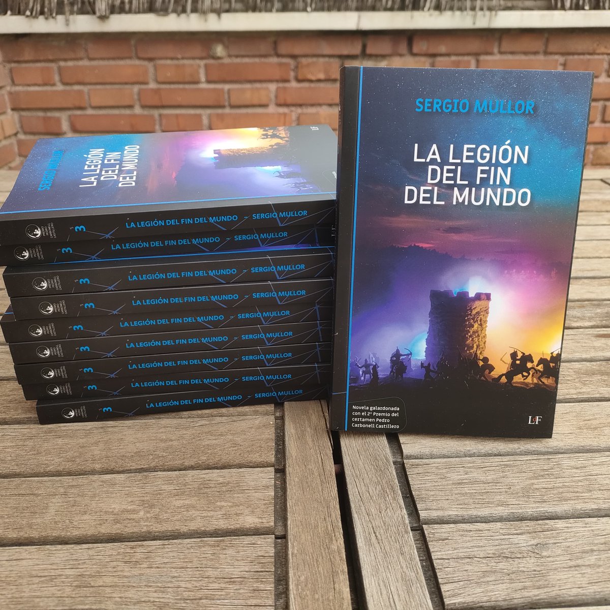cyberdark's tweet photo. Un @Elelfosolitario ha aparecido en nuestras estanterías. Ya tenemos La Legión del fin del mundo, su primera novela. Y podéis pedir que os la dedique y firme si lo indicáis en las observaciones del pedido 

👉 https://t.co/SoA7gFr4U0 https://t.co/yNtiocRRKo