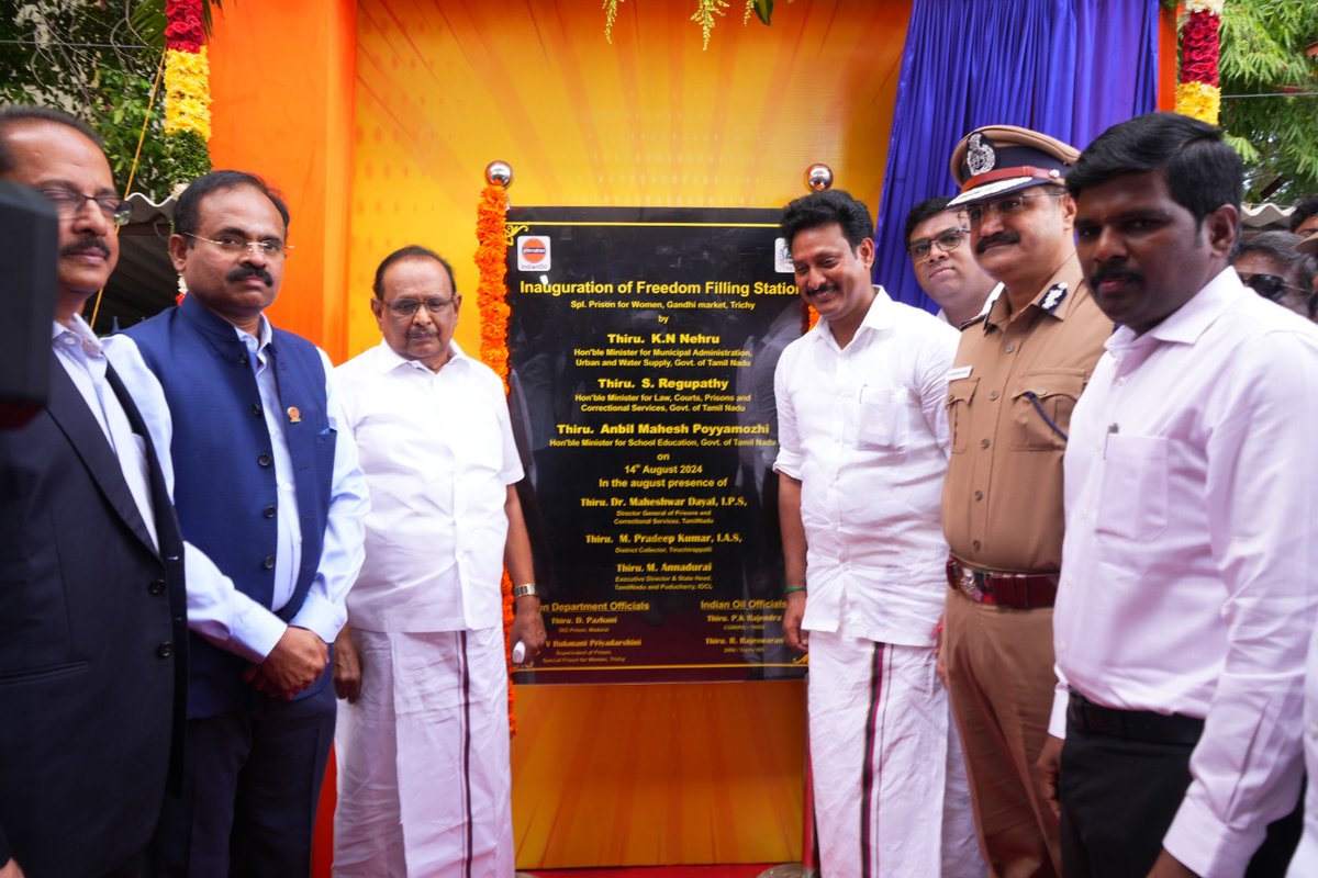 Hon'ble Minister, Thiru S. Regupathy inaugurated the Freedom Filling Station at Gandhi Market, Tiruchirapalli. The Hon'ble Minister, Thiru Anbil Mahesh Poyyamozhi and Dr. Maheshwar Dayal IPS, DG of Prisons along with Senior IOC officials and Government officials also participated