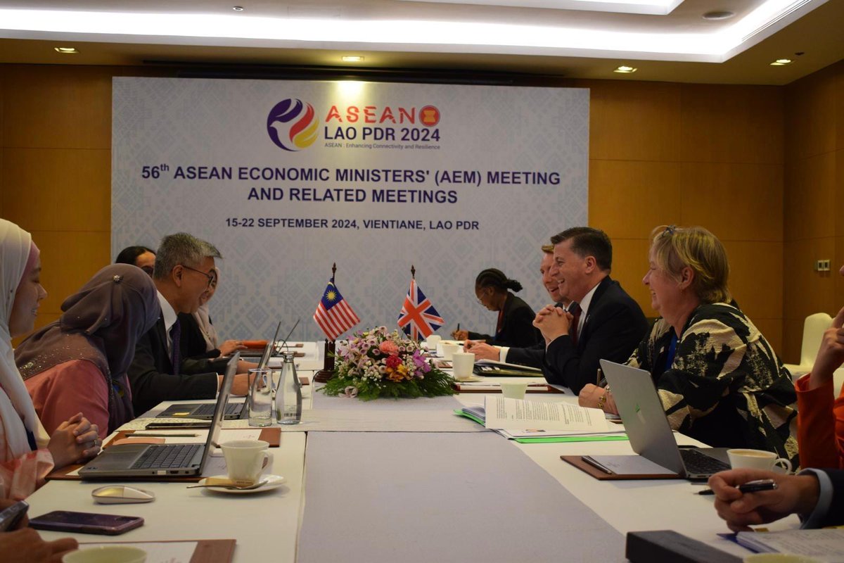 SarahTiffinUK's tweet photo. Delighted that the UK’s Minister for Trade Policy and Economic Security @D_G_Alexander attended the ASEAN Economic Ministers meeting in Laos.

He engaged in discussions on deepening UK trade economic partnerships with @ASEAN member states.  🤝🇬🇧🌏 https://t.co/MExRfxeWv1