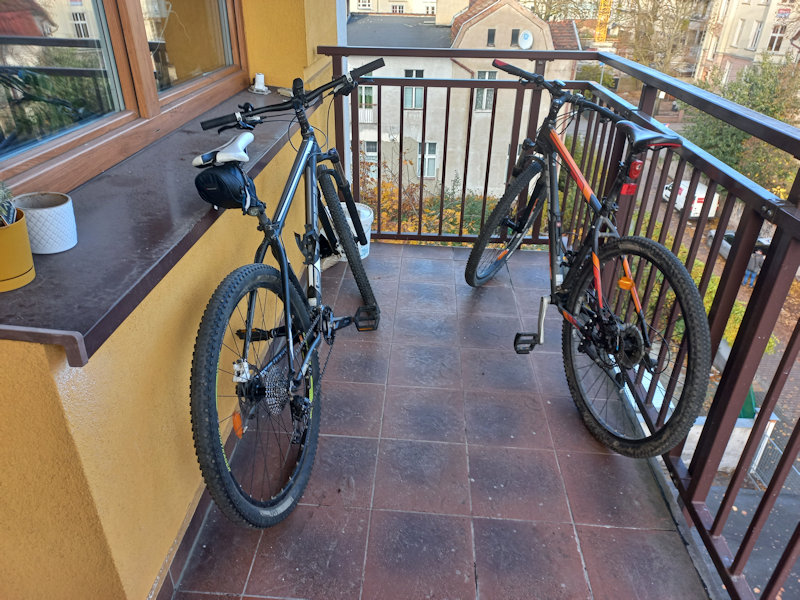 Trzymamy rowery w mieszkaniach i na balkonach, bo brakuje bezpiecznych parkingów. Ponad połowa Polaków nie ma dostępu do wygodnych miejsc dla rowerów. Czy zamiast dopłat do rowerów elektrycznych, nie lepiej inwestować w budowę solidnych parkingów przy blokach?