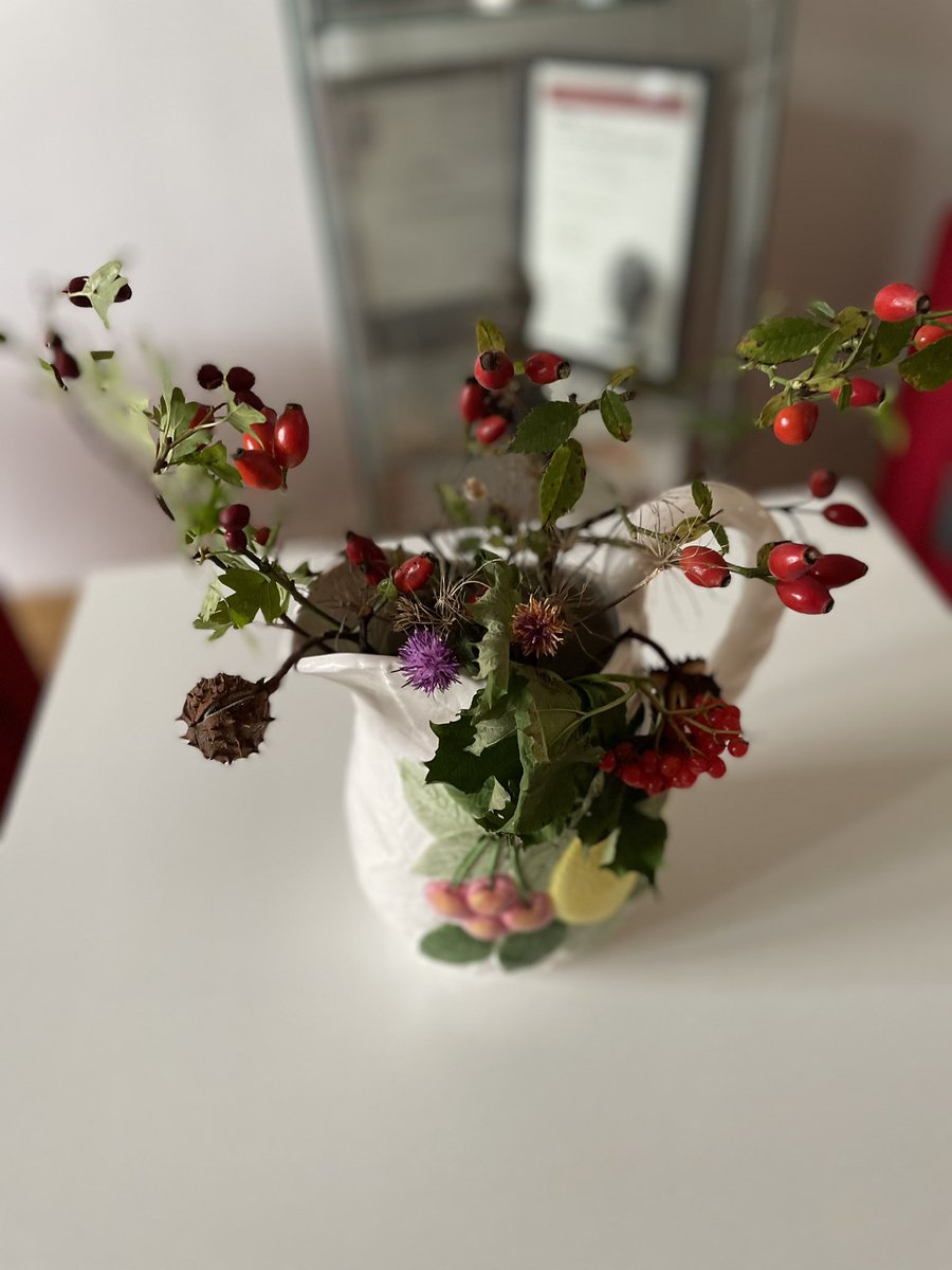 PaulaWhitcher1's tweet photo. Itâs #FlowerThursday! But weâve got an Autumnal theme today! Went foraging with my granddaughters this is the result plus the eldest made a display for her mummy x https://t.co/ygCi6SFvKV