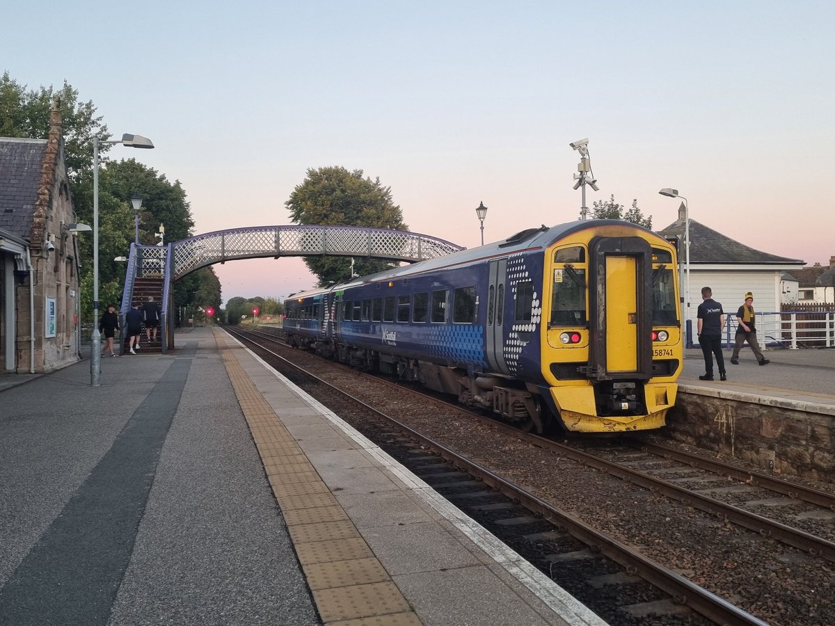🚂📷#RailwayPhotography 
Scotrail 158741 pauses at Nairn with a service bound for Aberdeen, 18/09/24.
<a href="/ScotRail/">ScotRail</a>