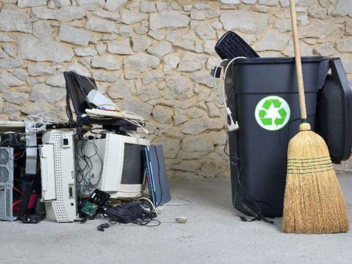 South Africa’s Just Energy Transition (JET) programme must take into account the processing of end-of-life solar panels and lithium-ion batteries. 

Read more: eu1.hubs.ly/H0ctDS90

<a href="/iswa2024/">iswa2024</a> #southafrica #JET #solar #batteries #e-waste