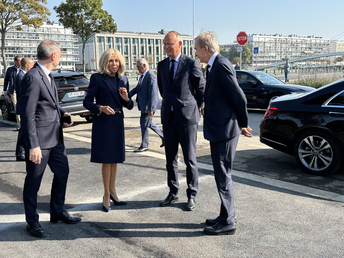 Brigitte Macron, Bernard Arnault et Édouard Philippe sont arrivés au Havre pour inaugurer la nouvelle école Campus Live financée par <a href="/LVMH/">LVMH</a>