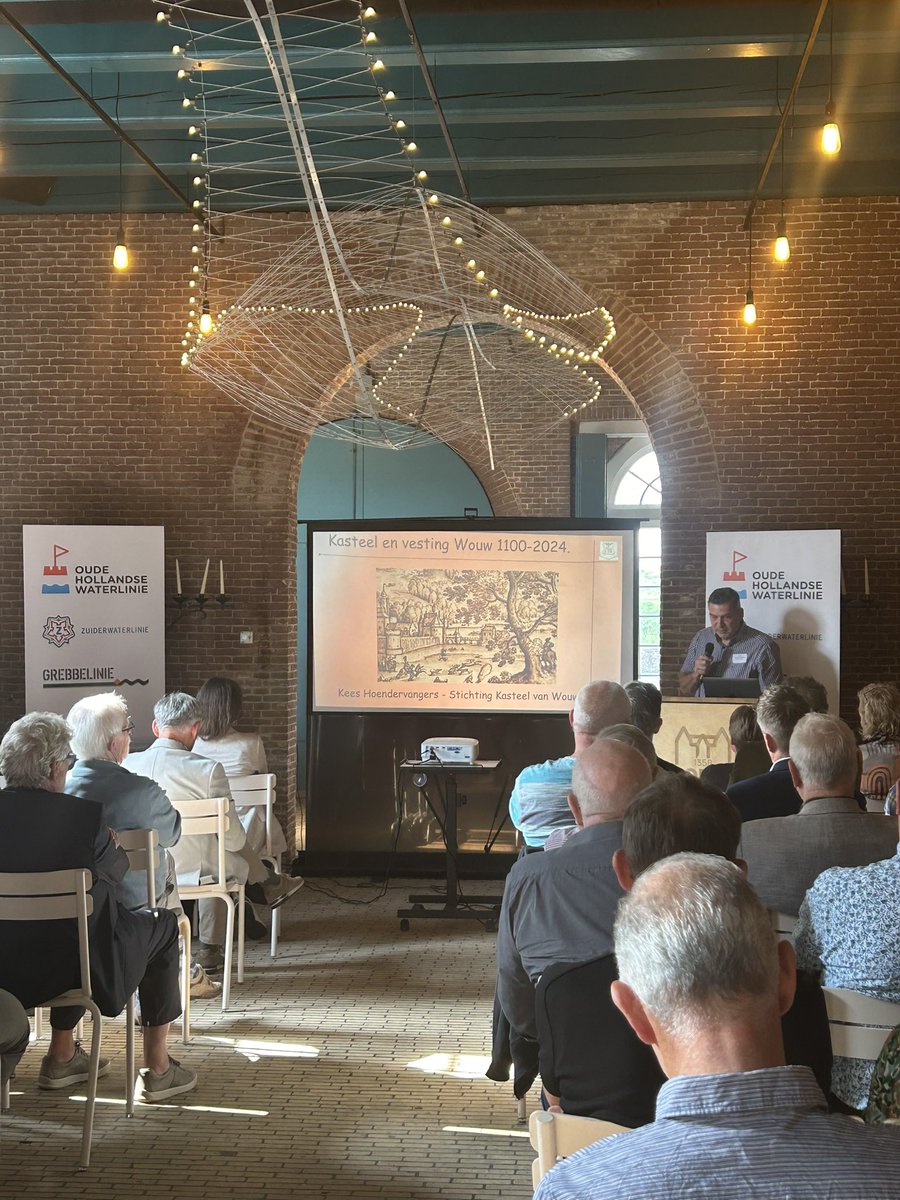 De ruim 60 genodigden worden welkom geheten door Wethouder Van Leeuwen van <a href="/gem_zaltbommel/">Gemeente Zaltbommel</a> en hangen vervolgens aan de lippen van <a href="/RaymondUppelstn/">Raymond Uppelschoten</a> Sunny Jansen en Kees Hoendervangers die ons inspireren met kennis en inzichten. 

#kennisdagwaterlinies #oudehollandsewaterlinie