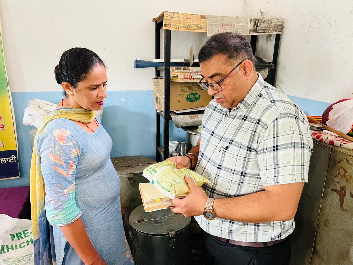 ਪੰਜਾਬ ਰਾਜ ਖ਼ੁਰਾਕ ਕਮਿਸ਼ਨ ਦੇ ਮੈਂਬਰ ਵਿਜੇ ਦੱਤ ਨੇ ਅੱਜ ਸ਼ਹੀਦ ਭਗਤ ਸਿੰਘ ਨਗਰ ਦੇ ਬਲਾਕ ਬਲਾਚੌਰ ਦੇ ਵੱਖ-ਵੱਖ ਸਰਕਾਰੀ ਸਕੂਲਾਂ ਅਤੇ ਆਂਗਨਵਾੜੀ ਕੇਂਦਰਾਂ ਦਾ ਅਚਨਚੇਤ ਦੌਰਾ ਕੀਤਾ ਅਤੇ ਲਾਭਕਾਰੀ ਸਕੀਮਾਂ ਦਾ ਨਿਰੀਖਣ ਕੀਤਾ।