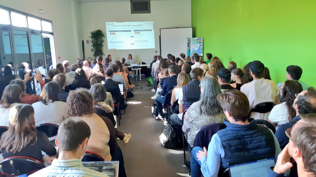 CharlotteDockes's tweet image. 🔵 Atteindre la neutralité climatique en élevage bovins lait !
✅ Optimiser le troupeau,
✅ Viser l'autonomie, 
✅ Maximiser l'herbe paturée et les haies.
❇ C'est possible ... mais avec plus value sur le lait
Reseaux Thematiques #INOSYS Reseaux d'Élevage 
#SPACE2024